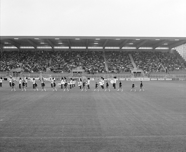 885056 Afbeelding van een optreden van een muziek- en majorettekorps bij de opening van het nieuwe stadion Galgenwaard ...